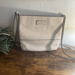 Kate Spade Bay Street Cora Crossbody Bag Pebbled Leather Beige Zip Closure